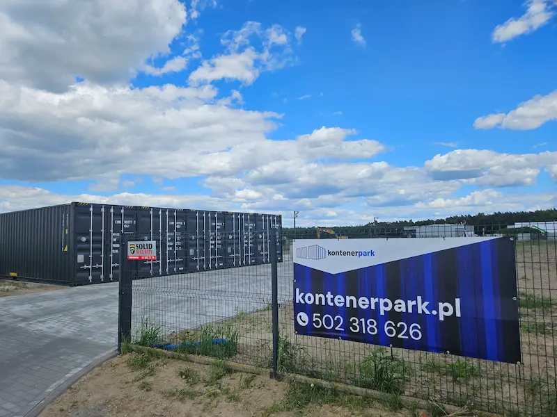 Plac z kontenerami self storage